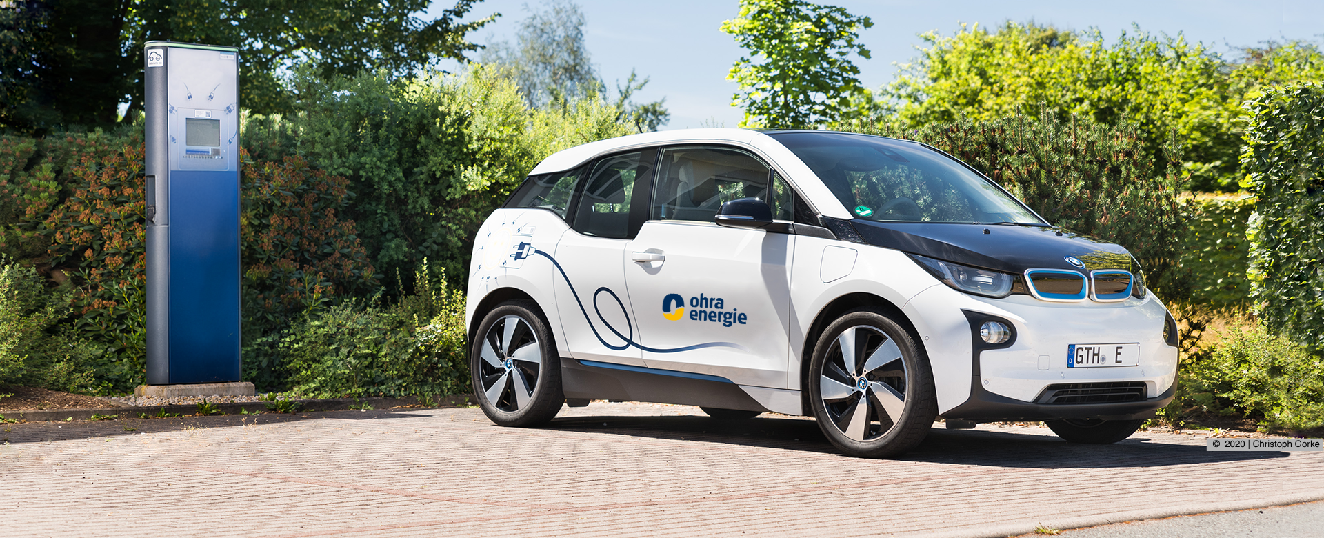 Ein E-Auto vor einer E-Ladesäule