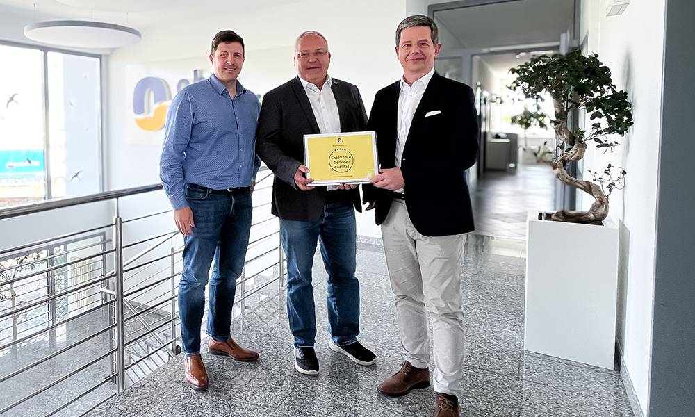 V.l.: Arndt Nelke (Leiter Vertrieb und Energieeinkauf), Michael Fischer (Geschäftsführer Ohra Energie GmbH) und Hannes Wölfer (Geschäftsführer essentiq GmbH) bei der Übergabe des Siegels für exzellente Servicequalität im Firmengebäude der Ohra Energie GmbH in Fröttstädt.