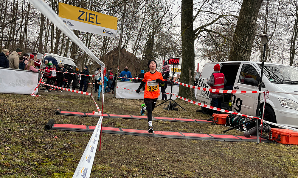 Junge beim Zielleinlauf vom "Jedermann"-Lauf.