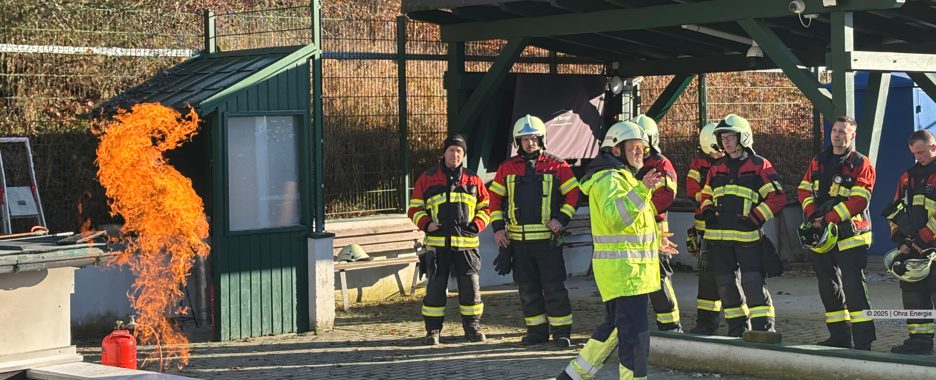 Flamme ersichtlich während die Feuerwehr geschult wird