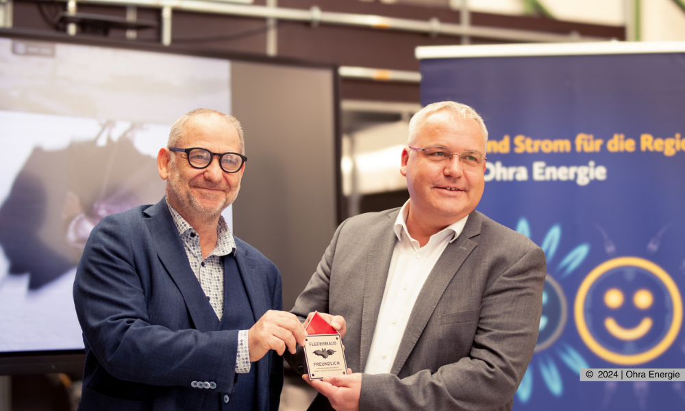 Herr Minister Stengele (Thüringer Ministerium für Umwelt, Energie und Naturschutz) und Herr Fischer (Geschäftsführer der Ohra Energie GmbH) bei der Übergabe der Plakette der Aktion „Fledermausfreundlich“.