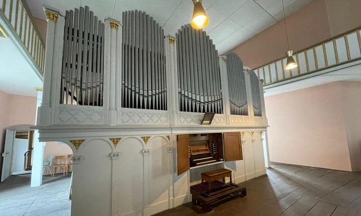 Die Ratzmann-Orgel in Wechmar einzeln stehend zu sehen.