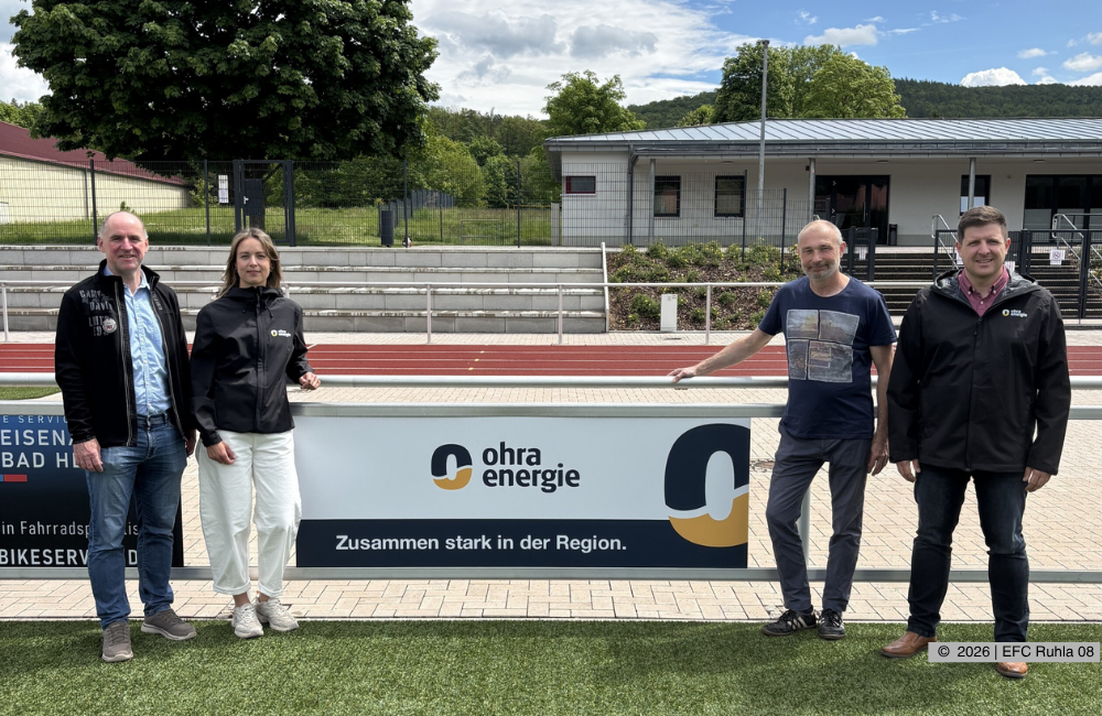 Steffen Bergemann, 2. Vorsitzender EFC Ruhla 08 e.V. (v.l.) und Sven Bartko, 1. Vorsitzender EFC Ruhla 08 e.V. (3.v.l.) bei der Übergabe der neuen Bandenwerbung von der Ohra Energie beim Sport/- und Freizeitzentrum in Thal mit Arndt Nelke, Leiter Vertrieb und Energieeinkauf der Ohra Energie (4.v.l) und Silvana Zink, Marketing der Ohra Energie (2.v.l) 