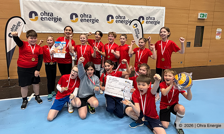 Das Team, welches den ersten Platz ergattert hat, jubelt in die Kamera
