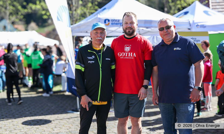 Herr Jörg Bauer (SV Güntersleben e.V., Organisator Dreikirchenneujahrslauf), Onno Eckert (Landrat Landkreis Gotha) und Michael Fischer auf dem Veranstaltungsgelände des Ohratalsperrenlaufs. Onno Eckert nahm als Schirmherr am 15km-Hauptlauf teil.