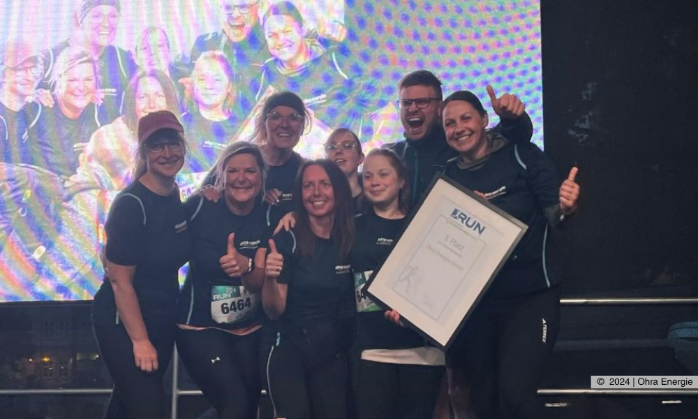 Preisverleihung für den dritten Platz beim Wettberwerb um das kreativste T-Shirt