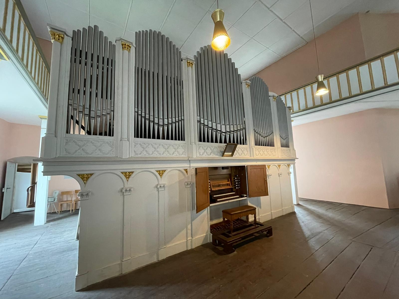 Hier ist die Ratzmann-Orgel der Sankt-Viti-Kirche in Wechmar zu sehen. 