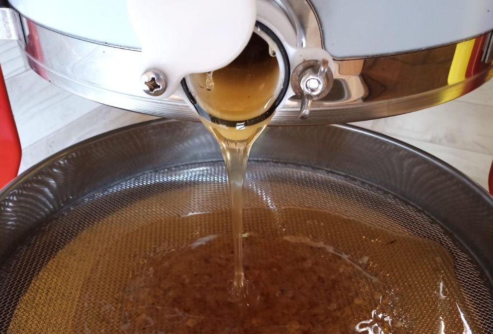 Honigschleuder mit Grobsieb.