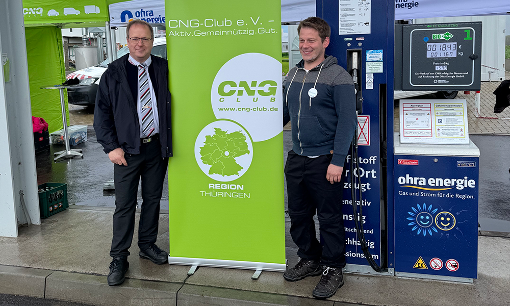 Auf dem Bild sind die 24 glücklichen Gewinner des Adventskalenders 2024 zu sehen. Strahlende Gesichter zeigen die Freude über die gewonnenen Präsente, die in der Vorweihnachtszeit für viel Das Winning Team für Biomethan in Thüringen (v.l.): Michael Welzel, Sprecher der Regionalgruppe Thüringen des CNG-Club e. V., und sein Stellvertreter Carsten Blechschmidt