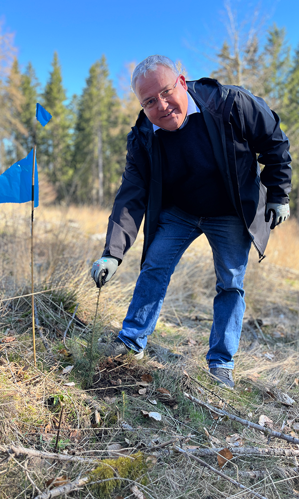 Jonathan Hilbert im Training, im Hintergrund sind weiter Sportler beim Gehen in Südafrika..