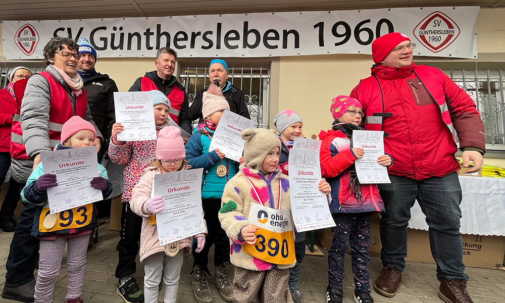 Die Kinder vom Bambini-Lauf der Siegerehrung.