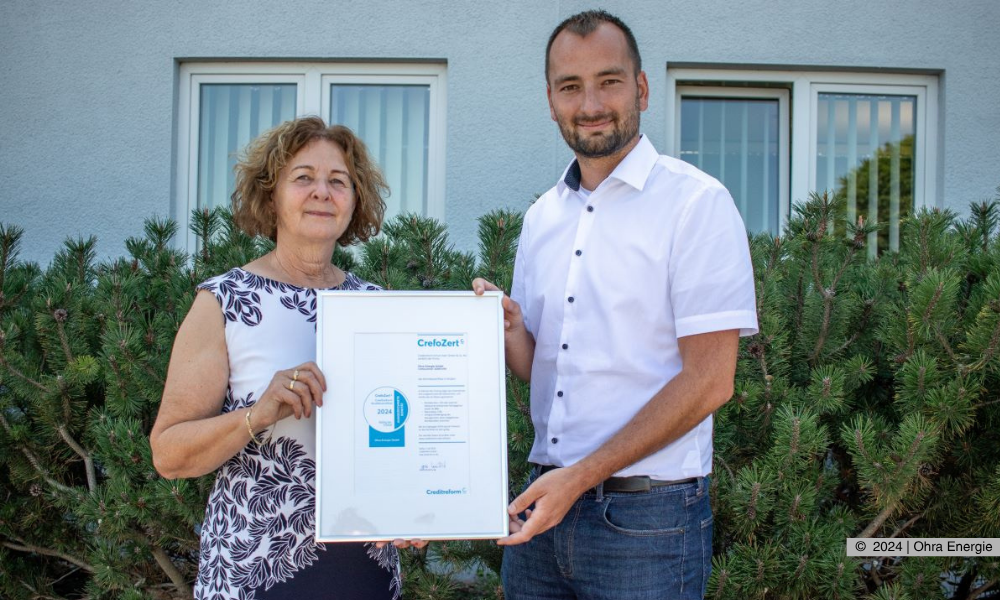 Übergabe des Zertifikats durch Viola Weichert, Prokuristin Creditreform Erfurt Hain GmbH & Co. KG an Martin Weingarten, Kaufmännischer Leiter der Ohra Energie GmbH