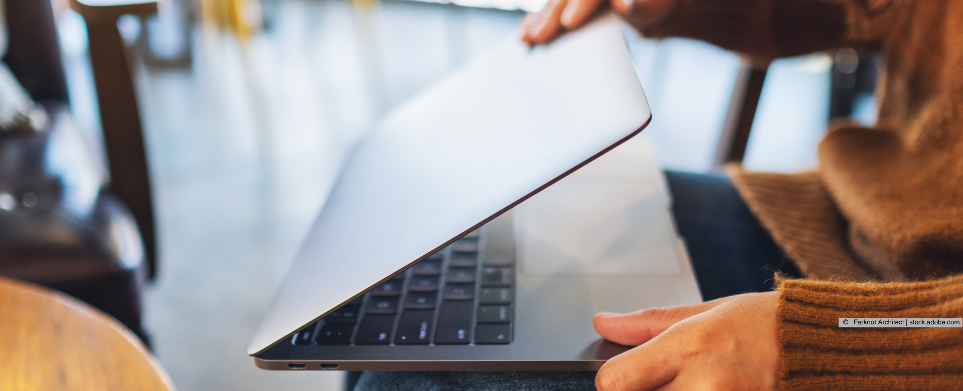 Person schließt Laptop 