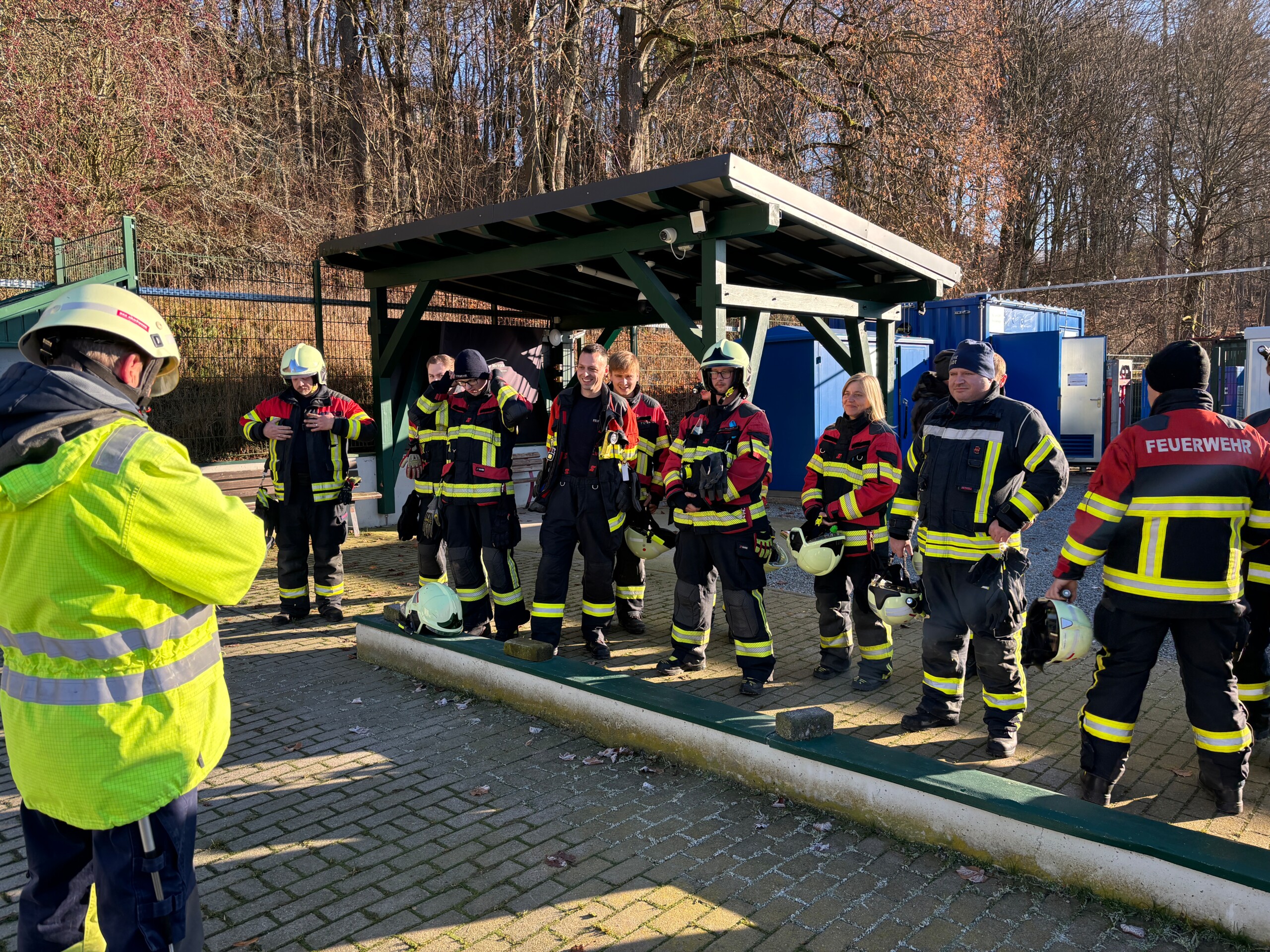 Trainer Lutz Kallenbach erklärt und geht auf die Fragen ein.Foto: Silvana Zink