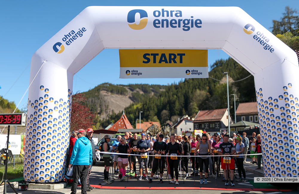 Großes Teilnehmerfeld startet beim 15-km-Lauf des Ohratalsperrenlaufs um 10 Uhr und läuft gemeinsam vom Startbereich los.
