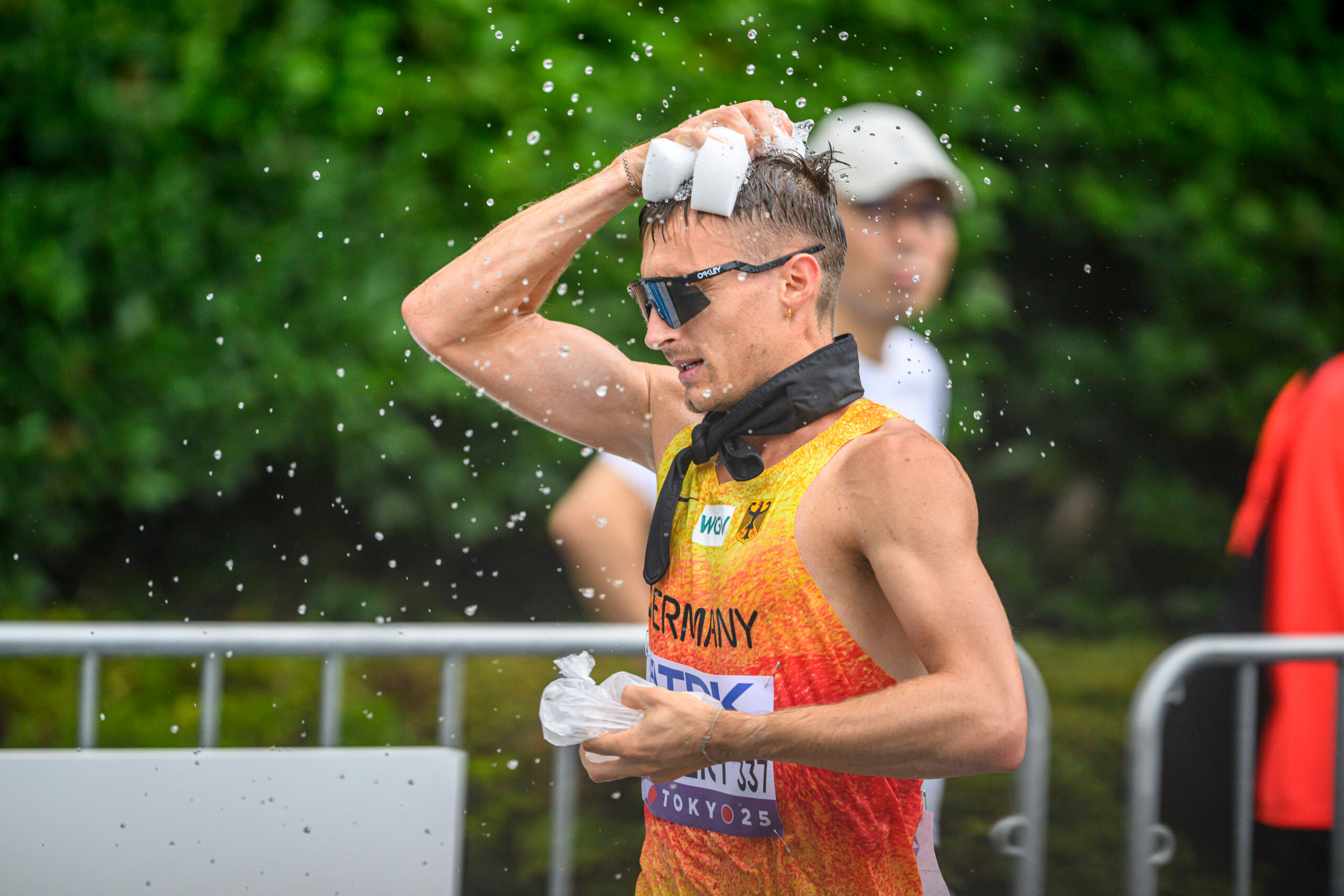 Jonathan Hilbert bei den Leichtathletik-Meisterschaften in Tokio unter extremen Wetterbedingungen. Er kühlt sich hierbei mit einem nassen Tuch auf dem Kopf ab..