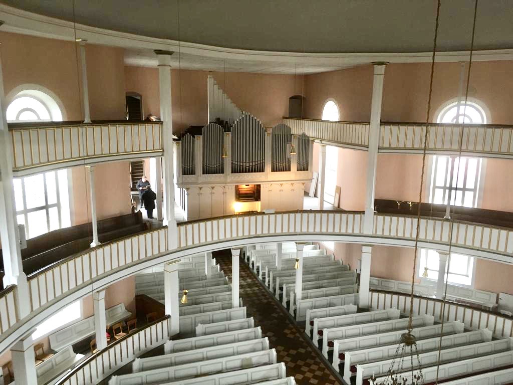 Sankt-Viti-Kirche in Wechmar von innen. Hier sind einige der knapp 1000 Plätze der Kirche zu sehen sowie die Empore.