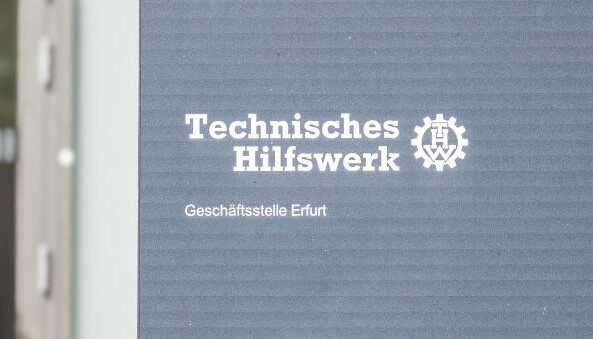 Das Schild vor dem Gebäudeeingang zur Geschäftsstelle des THW in Erfurt.
