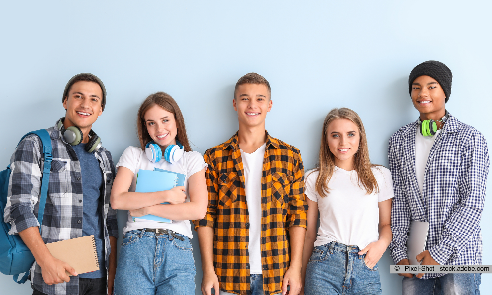 Schüler stehen zusammen und lächeln in die Kamera