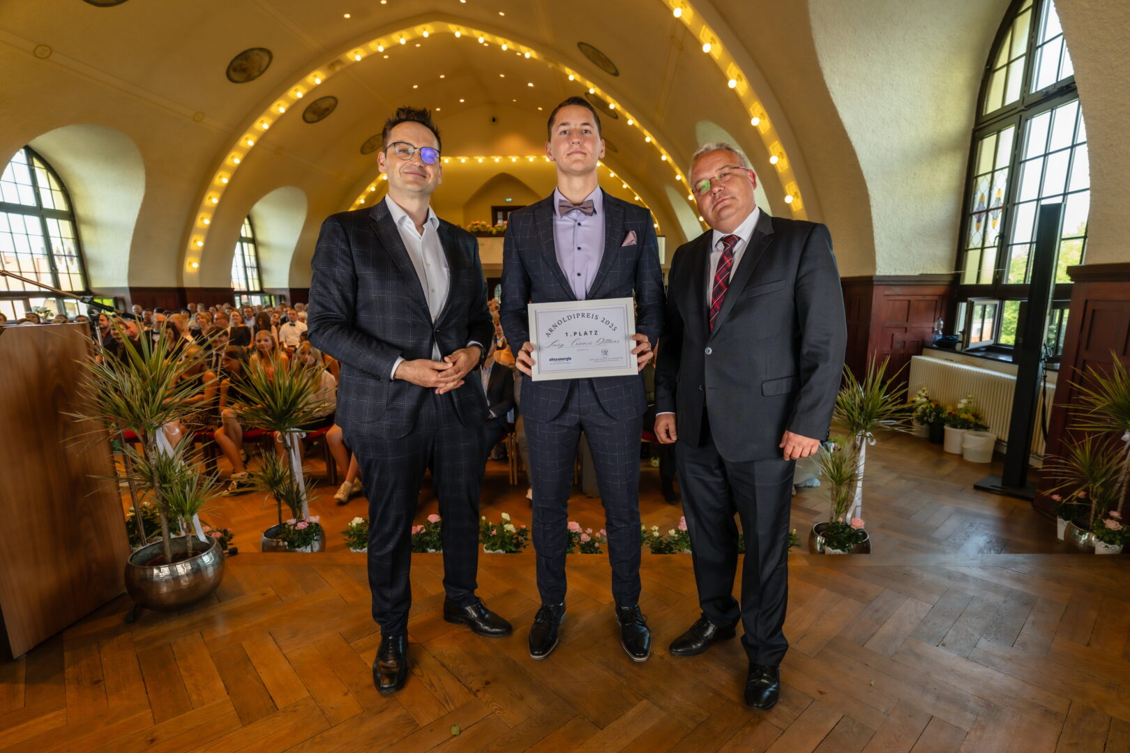 V.l.n.r.: Sven Dörfer, Vorsitzender des Fördervereins des Arnoldi-Gymnasiums, Lenny Dittmar, Gewinner des Arnoldipreises 2025 und Michael Fischer, Geschäftsführer der Ohra Energie GmbH bei der Übergabe des Arnoldipreises. Foto: JFX Media