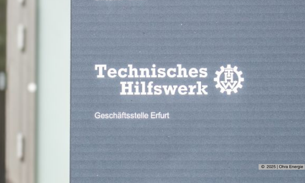 Das Schild vor dem Gebäudeeingang zur Geschäftsstelle des THW in Erfurt.