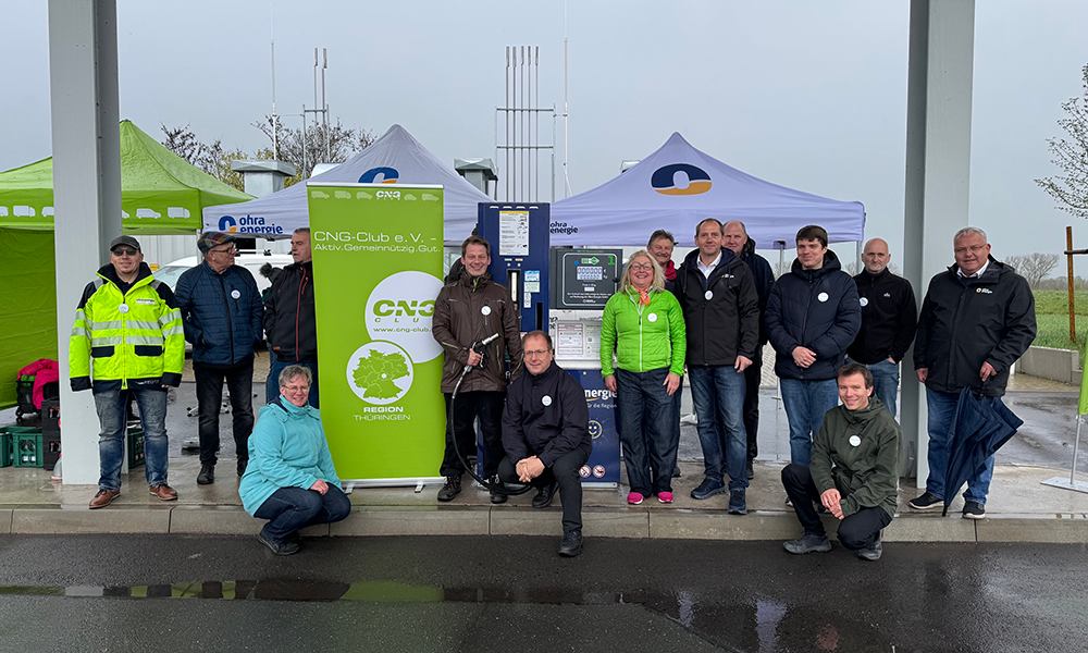 Die Gründungsmitgleider der Regionalgrupee des CNG-Club Thüringen an der Bio-CNG-Tankstelle der Ohra Energie in Frohndorf.