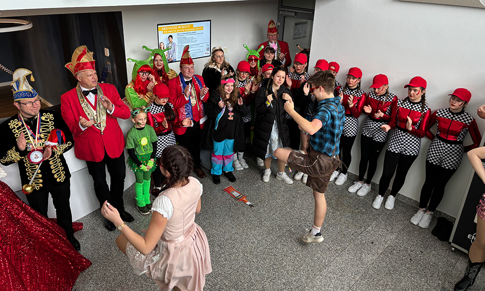 Der Verein präsentierte ein abwechslungsreiches Programm, während die Ohra Energie für Speis und Trank sorgte. Während ein Vereinsmitglied eine Rede hielt, schunkelten die jungen Mitgliederinnen des Vereins fröhlich dazu.