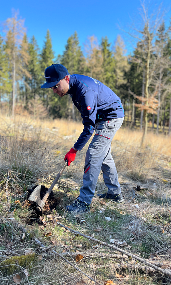 Oliver Marx hub die Löcher für die jungen Bäume aus.