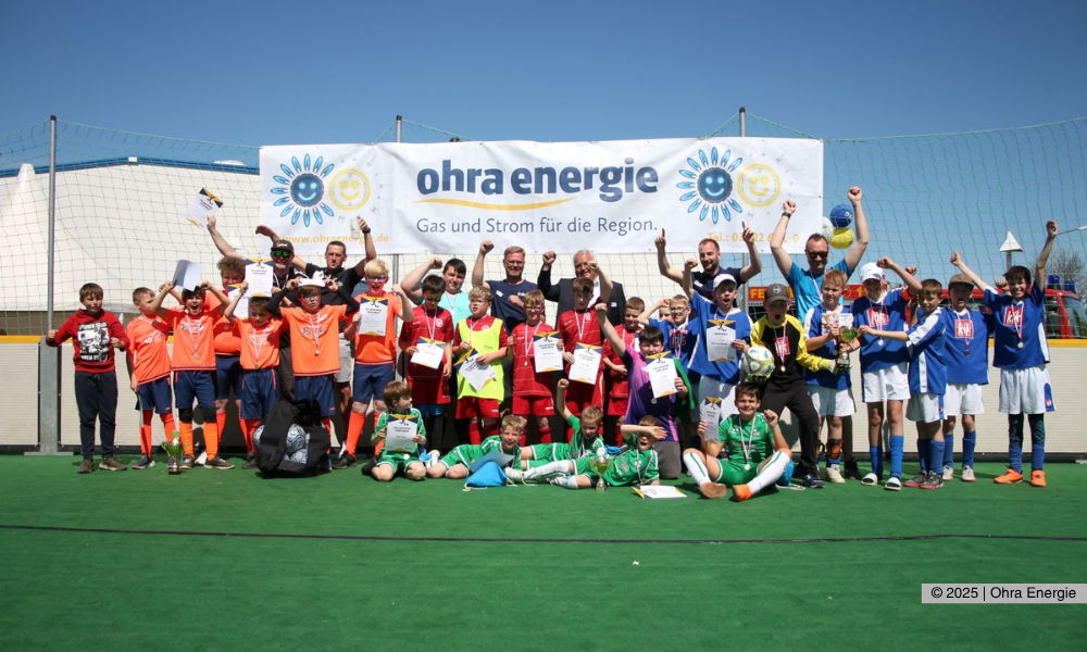 Beim Soccer-Court-Turnier der E-Beim Soccer-Court-Turnier der E-Jugend traten regionale Vereine gegeneinander an – der SV Emsetal e.V., der FSV Waltershausen mit einer F-Jugend-Mannschaft, JV Ohrange United und der FSV Drei Gleichen Mühlberg e.V. Auf dem Bild freuen sich alle Mannschaften gemeinsam über ihre Teilnehmerurkunden und Medaillen. Foto: Christiane Specht.traten regionale Vereine gegeneinander an (SV Emsetal e.V., der FSV Waltershausen mit einer F-Jugend Mannschaft, JV Ohrange United und der FSV Drei Gleichen Mühlberg e.V.). Foto: Christiane Specht