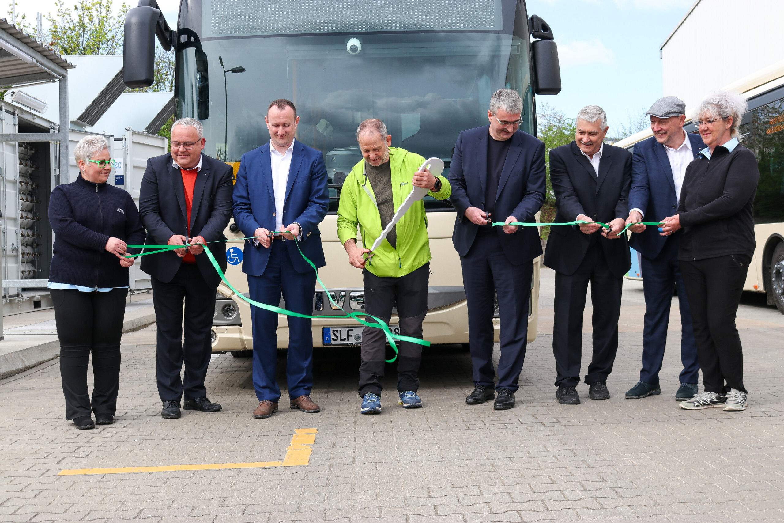 (links nach rechts) Mitarbeiterin KomBus, Herr Fischer (Geschäftsführer Ohra Energie GmbH, Herr Herrgott (Landrat Saale-Orla-Kreis), Herr Stengele (Umweltminister), Herr Wolfram (Landrat Saalfeld-Rudolstadt), Herr Hamm (Geschäftsführer KomBus und KomBus Verkehr Standort: Saalfeld), Herr Bergner (Geschäftsführer KomBus und KomBus Verkehr, Standort: Bad Lobenstein), Mitarbeiterin KomBus