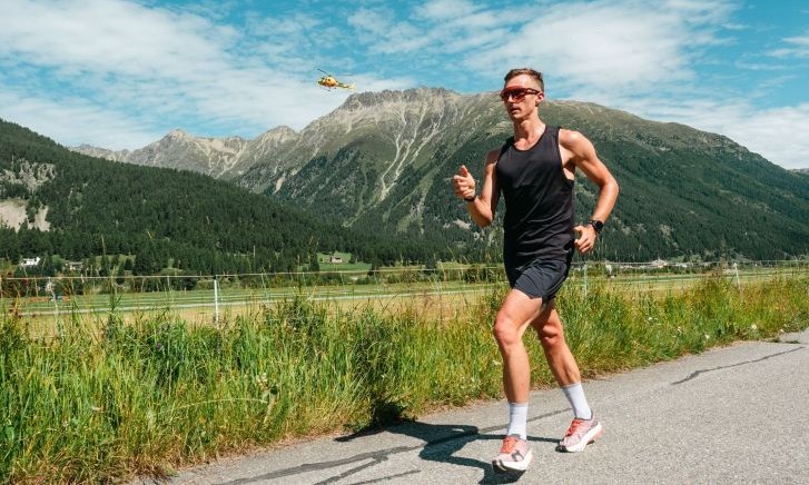 Jonathan Hilbert beim Gehen, im Hintergrund die Schweizer Alpen