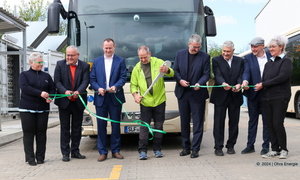 (links nach rechts) Mitarbeiterin KomBus, Herr Fischer (Geschäftsführer Ohra Energie GmbH, Herr Herrgott (Landrat Saale-Orla-Kreis), Herr Stengele (Umweltminister), Herr Wolfram (Landrat Saalfeld-Rudolstadt), Herr Hamm (Geschäftsführer KomBus und KomBus Verkehr Standort: Saalfeld), Herr Bergner (Geschäftsführer KomBus und KomBus Verkehr, Standort: Bad Lobenstein), Mitarbeiterin KomBus