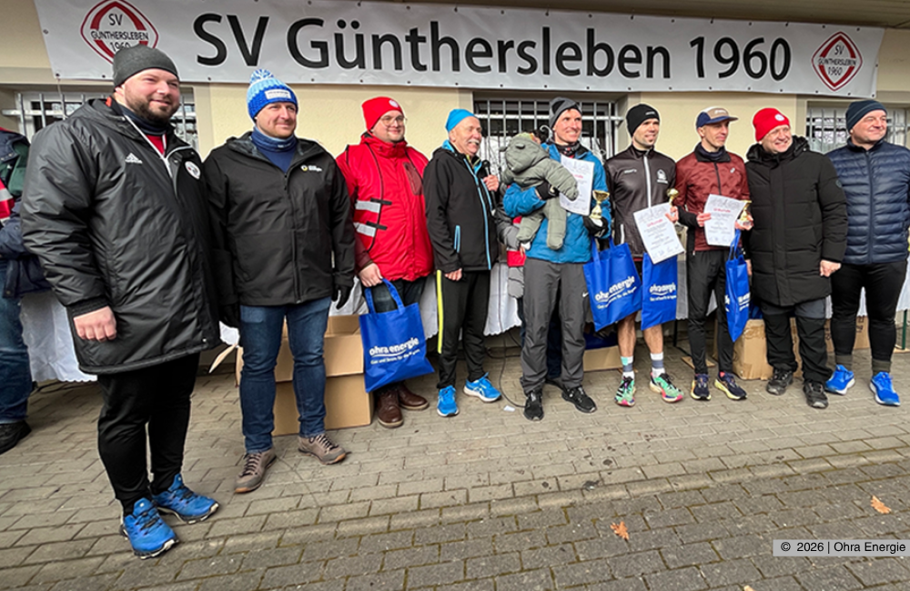 Die Gesamtsieger der Männer mit den Organisatoren des Laufs.