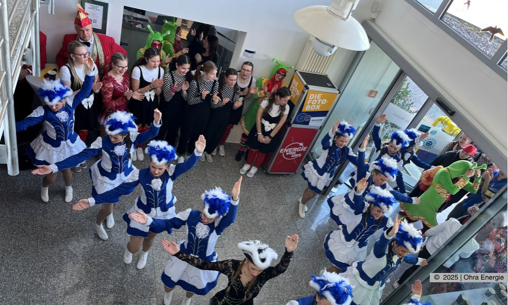Der Hörselgauer Karnevalsverein zu Besuch bei der Ohra Energie: Die Tanzgarde begeistert mit einem bunten Programm, während andere Vereinsmitglieder mit lustigen Kostümen für gute Stimmung sorgen.