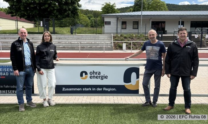 Bandenübergabe beim EFC Ruhla 08 - die Beteiligten lächeln in die Kamera