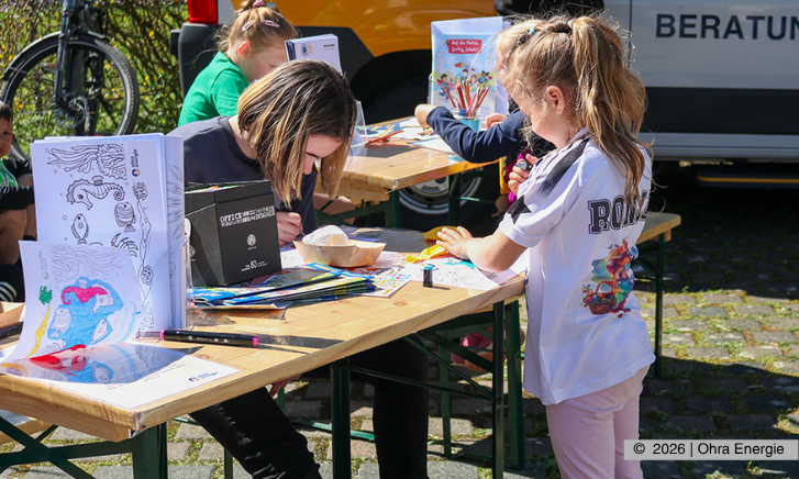 Kinder hatten die Möglichkeit zu malen auf den Ausmalbildern der Ohra Energie.