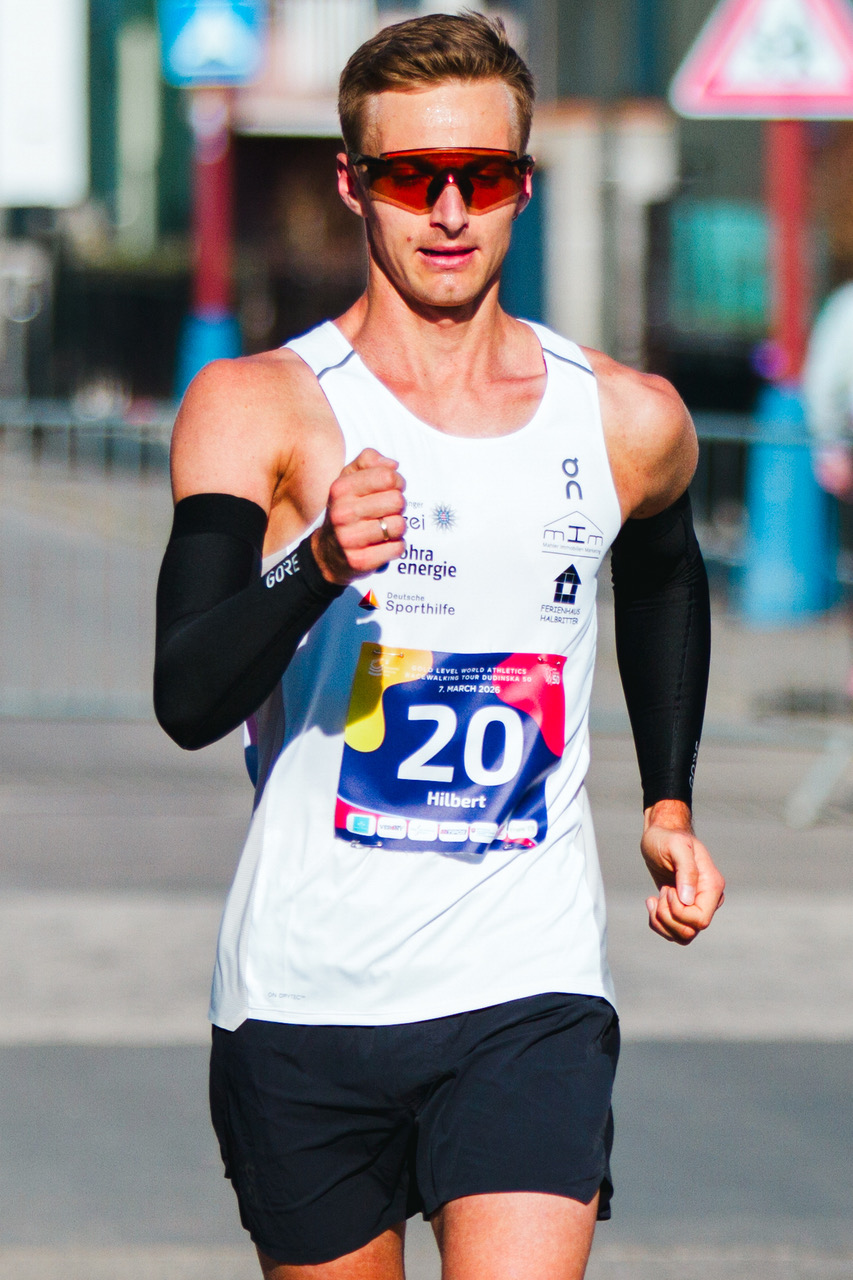 Jonathal Hilbert mit fokussiertem Blick frontal auf die Kamera bewegend.
