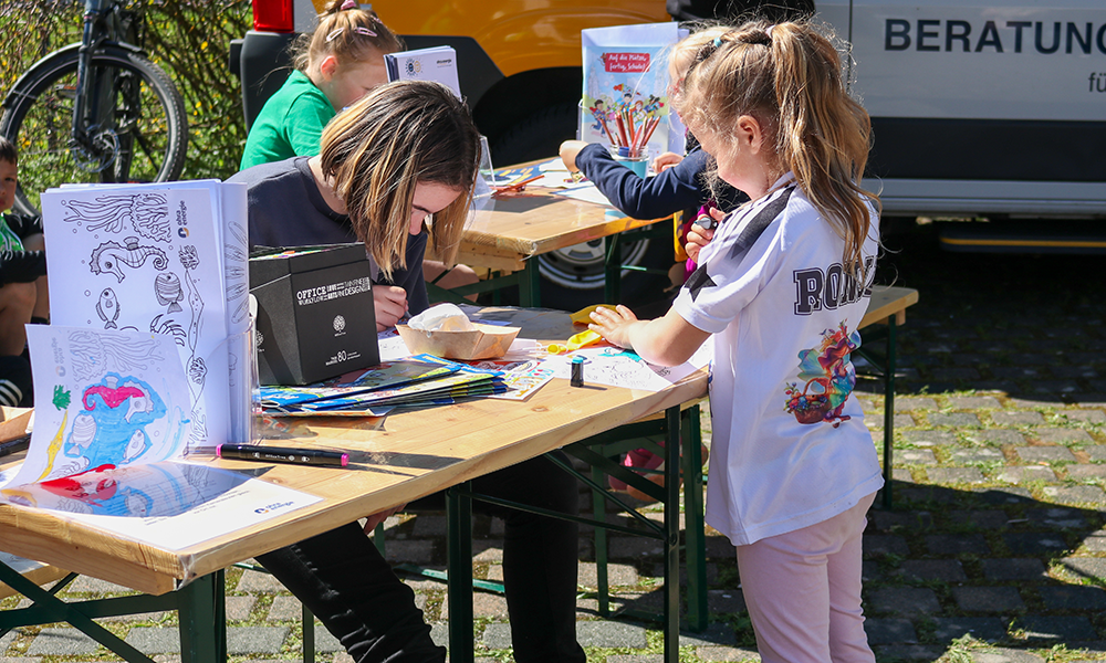Kinder hatten die Möglichkeit zu malen auf den Ausmalbildern der Ohra Energie.
