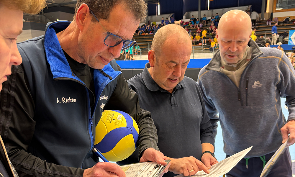 V.l.: Frau Kerkmann, Andreas Richter und Thomas Nickol besprechen den Turnierverlauf mit einem der Lehrer (Mitte).
