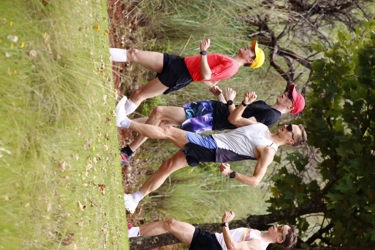 Jonathan Hilbert im Training, im Hintergrund sind weiter Sportler beim Gehen in Südafrika..