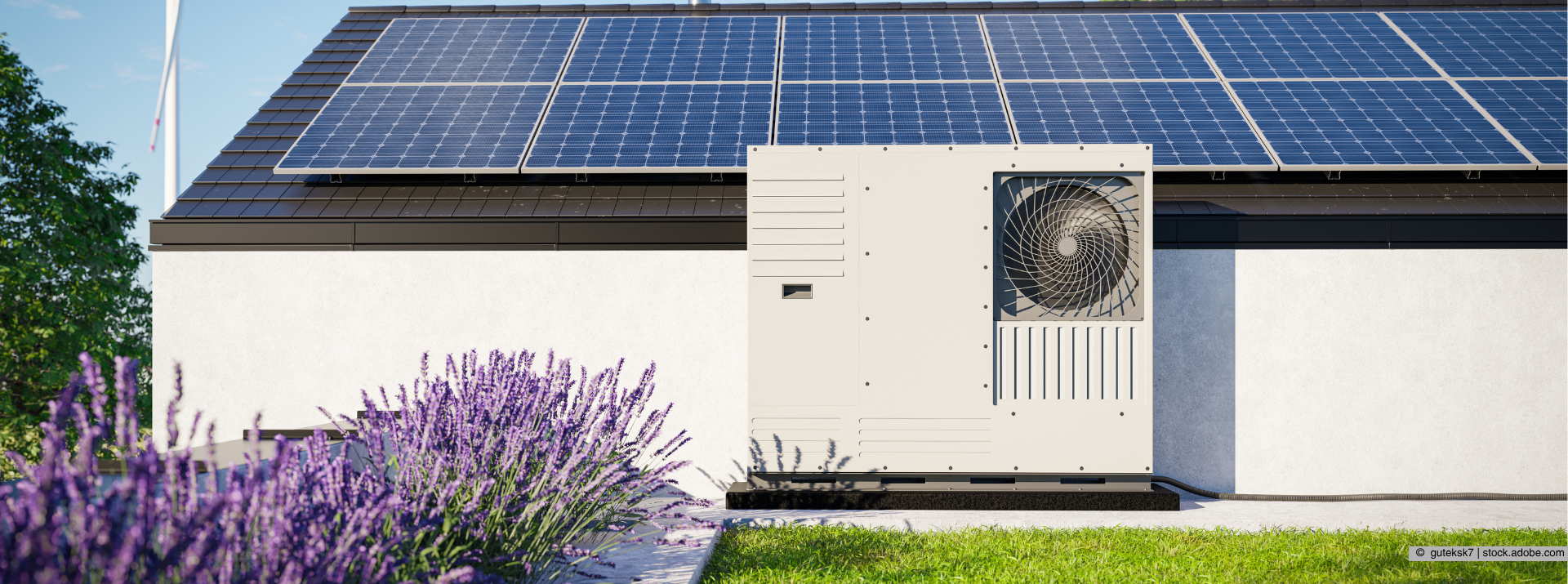 Wärmepumpe mit Photovoltaikmodulen und begrüntem Dach