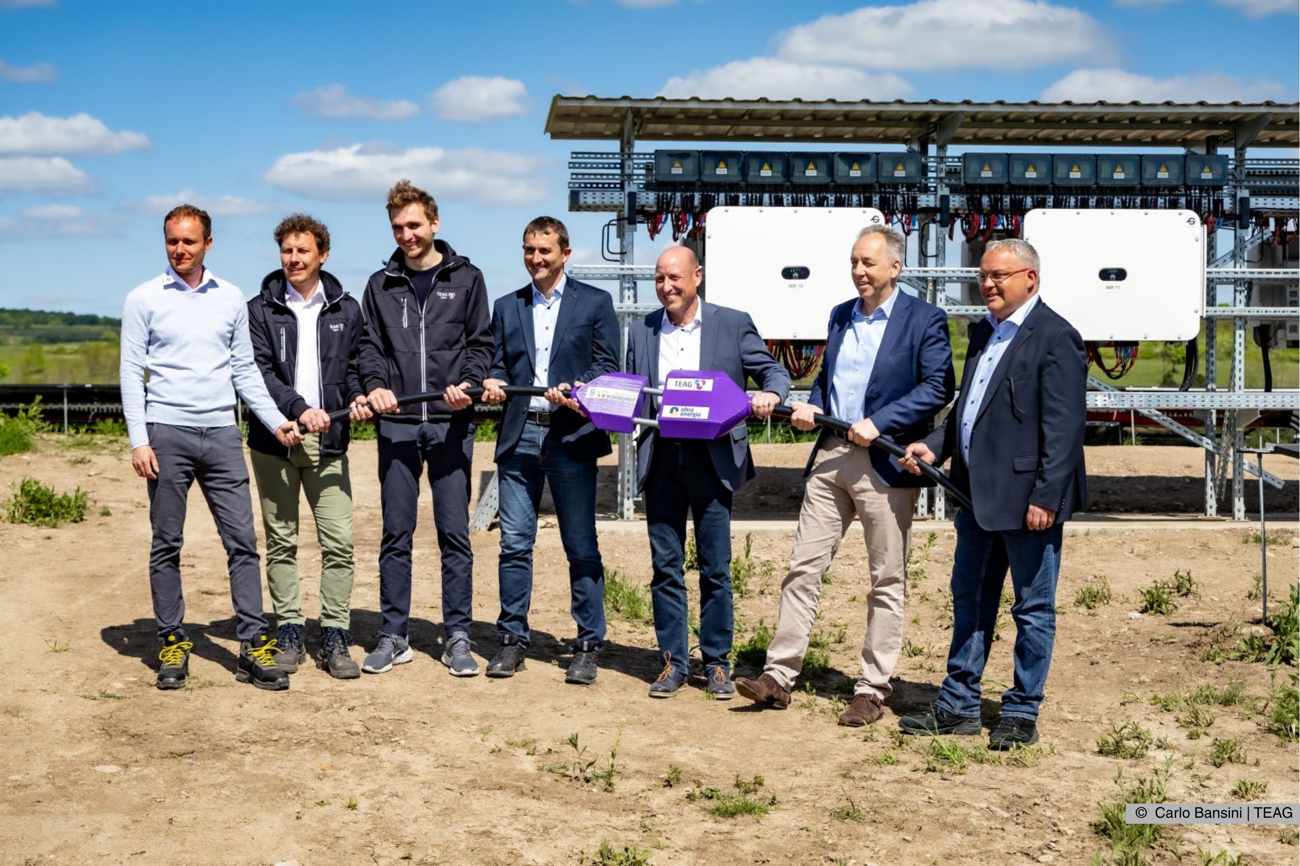 Bei der Eröffnung des Solarparks wurde symbolisch ein Stecker in eine Steckdose gesteckt durch die Beteiligten Personen. V.l.: René Hippauf (AC-Planung, TEAG Solar GmbH), Marcel Conrad (Projektleiter, TEAG Solar GmbH), Lukas Greifzu (Projektleiter, TEAG Solar GmbH), Chris Maternowski (Stadtwirtschaft Ohrdruf), Stefan Schambach (Bürgermeister Stadt Ohrdruf), Stefan Reindl (Geschäftsführer TEAG Thüringer Energie AG) und Michael Fischer (Geschäftsführer Ohra Energie GmbH und Solarpark Ohrdruf GmbH). Fotograf: Carlo Bansini/TEAG