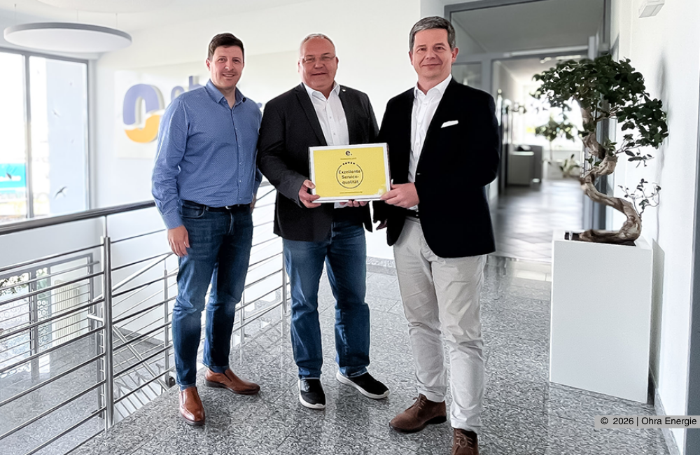 V.l.: Arndt Nelke (Leiter Vertrieb und Energieeinkauf), Michael Fischer (Geschäftsführer Ohra Energie GmbH) und Hannes Wölfer (Geschäftsführer essentiq GmbH) bei der Übergabe des Siegels für exzellente Servicequalität im Firmengebäude der Ohra Energie GmbH in Fröttstädt.