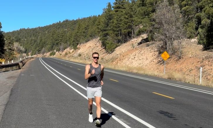 Jonathan Hilbert läuft auf der Straße in Arizona. Dabei ist er von viel Natur umgeben, blauem Himmel und Sonnenschein. 