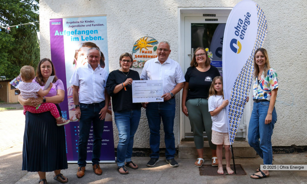Die Beiteiligten bei der Spendenübergabe.
