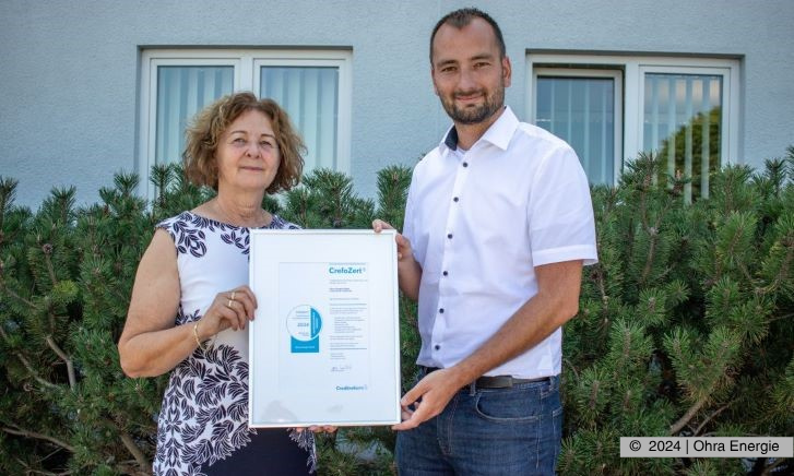 Übergabe Zertifikat vor dem Gebäude der Ohra Energie