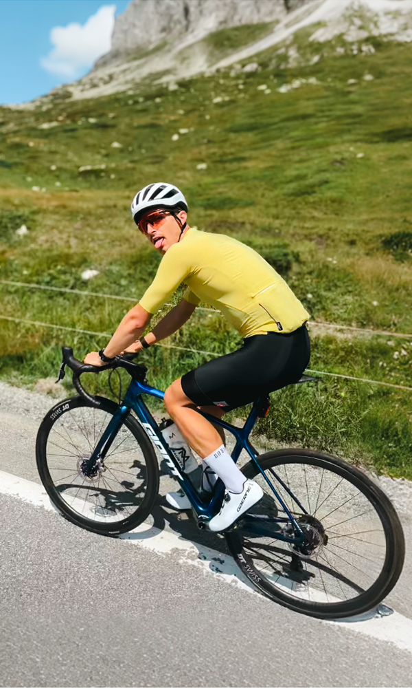 Jonathan Hilbert beim Fahrradfahren in den Schweizer Alpen