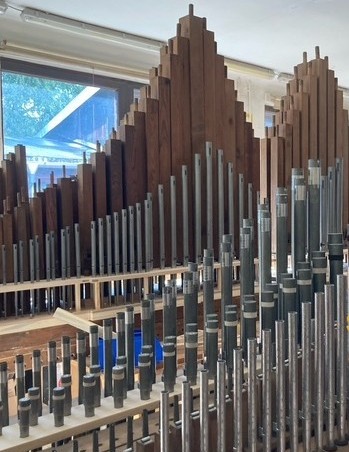 Die Orgelpfeifen in der Werkstatt in Friedrichroda während der Restaurierung. 