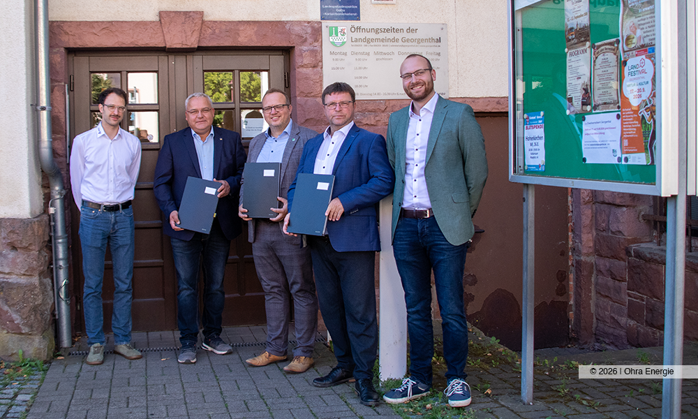Mitwirkende bei der Kommunalen Wärmeplanung für Georgenthal vor den Türen der Landgemeinde bei der Vertragsunterzeichnung am 14.08.2026