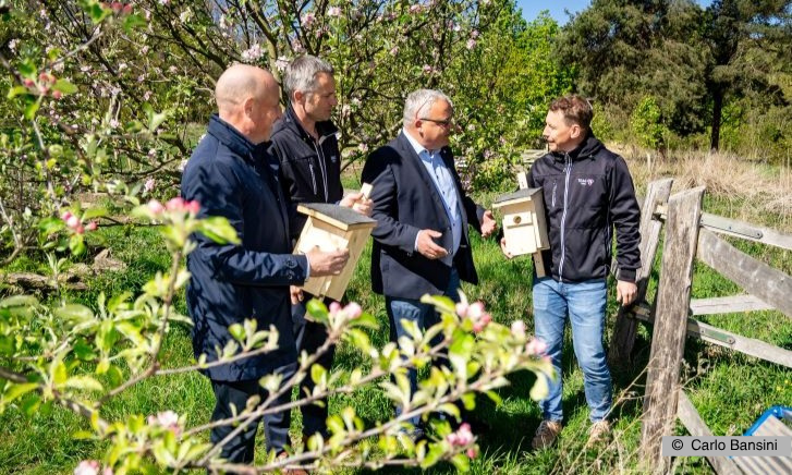 Die betiligten unterhalten sich während der Nistkästenübergabe